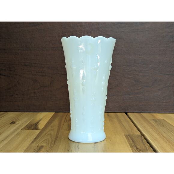 Anchor Hocking Raised Teardrop Milk Glass Vase Floral Scalloped Rim Hobnail - Picture 1 of 11